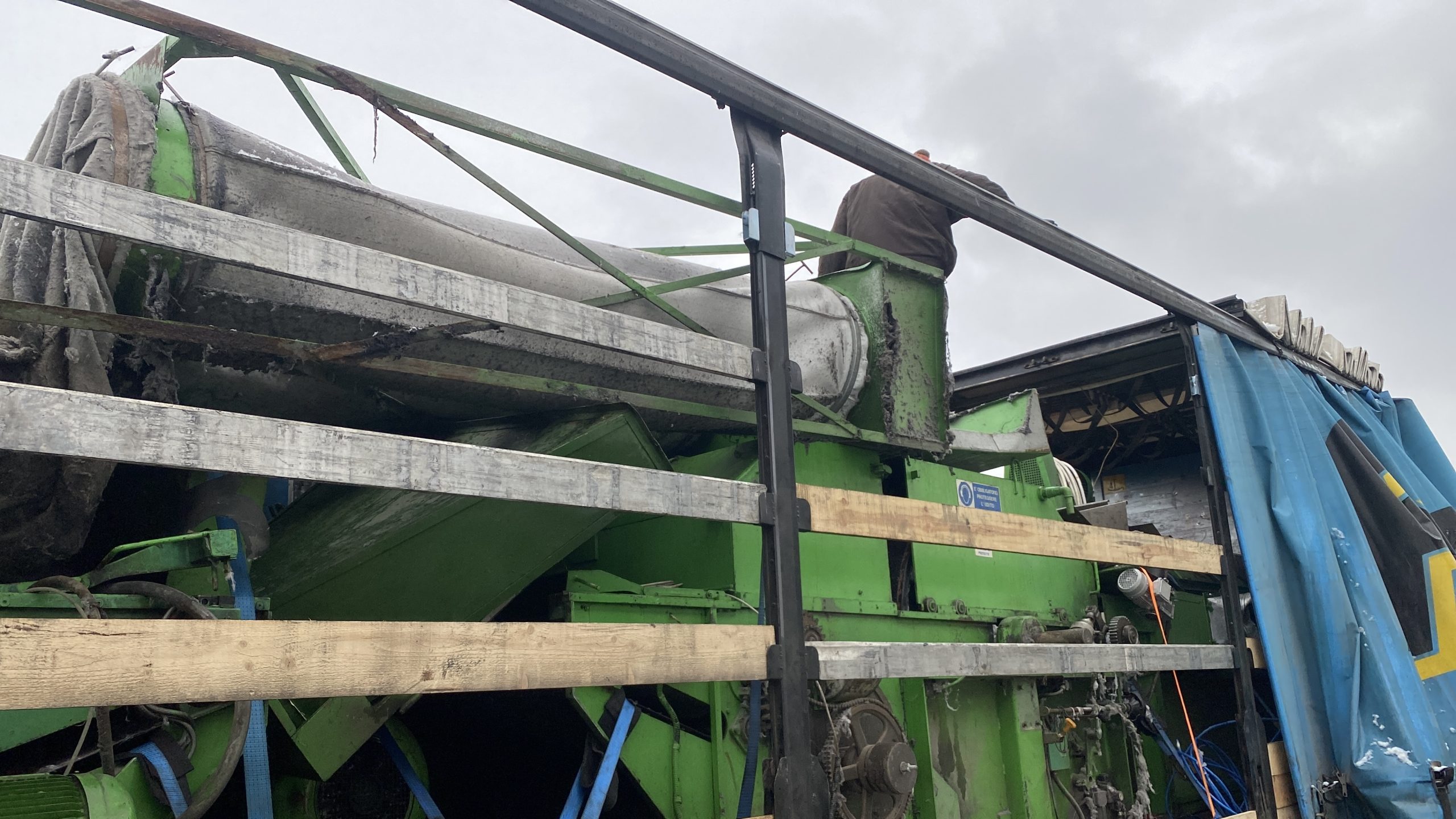 Italiana Rigenerazione 4-drum tearing machine and a Gamba rotary cutter