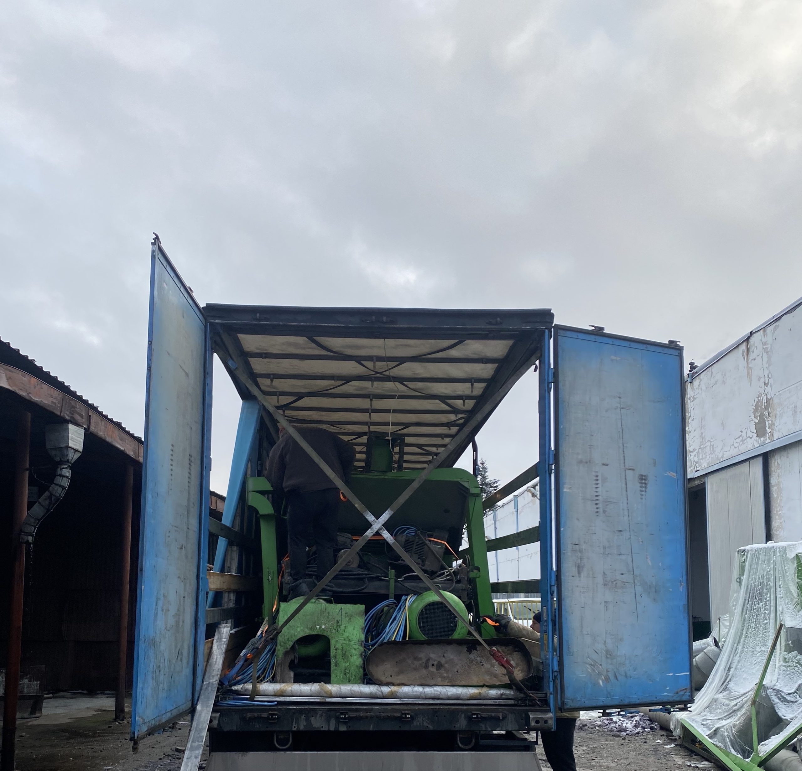 Italiana Rigenerazione 4-drum tearing machine and a Gamba rotary cutter