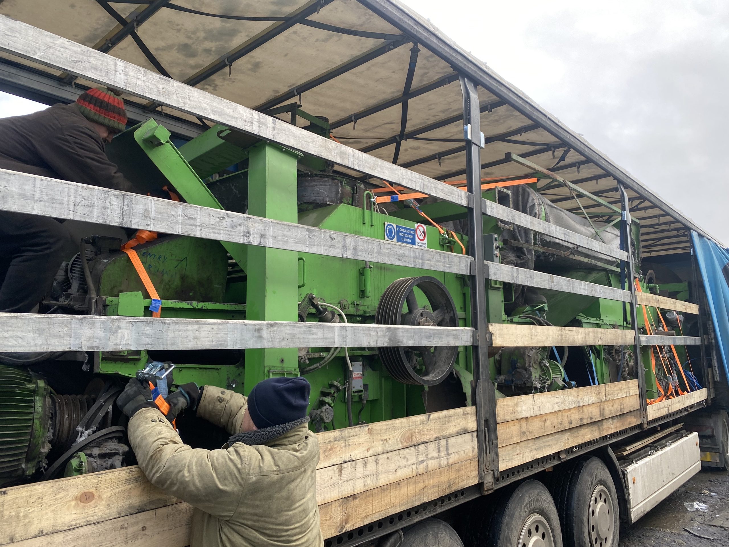 Italiana Rigenerazione 4-drum tearing machine and a Gamba rotary cutter